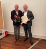 ´Vorsitzender Thomas Beyer  (r.) ehrte Amtsleiter Peter Fröhlich (l.) für seinen langjährigen Einsatz