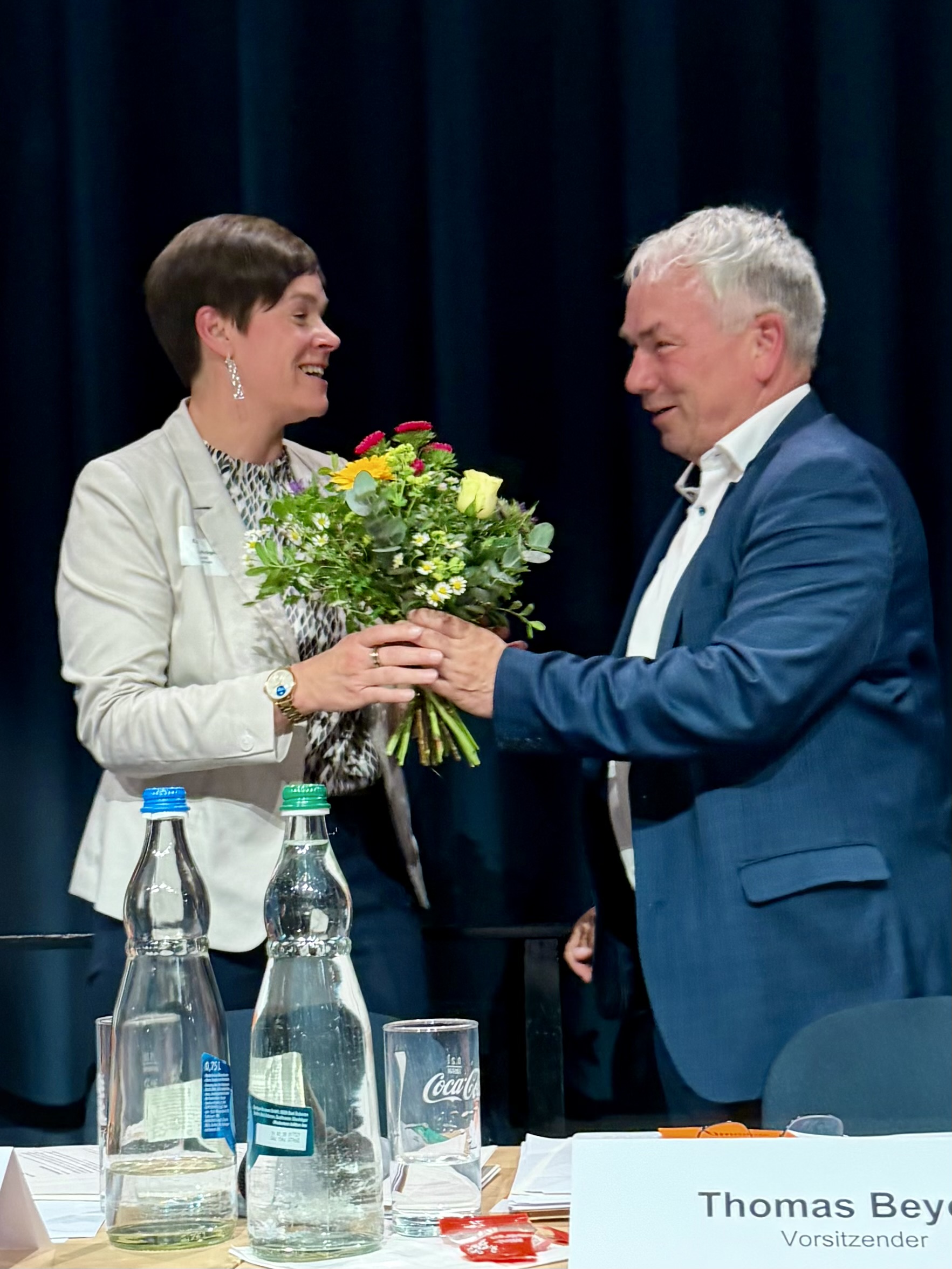 Thomas Beyer gratuliert Eva-Maria Kröger zur Wahl zur Stellv. Vorsitzenden des Verbandes Thomas Beyer gratuliert Eva-Maria Kröger zur Wahl zur Stellv. Vorsitzenden des Verbandes