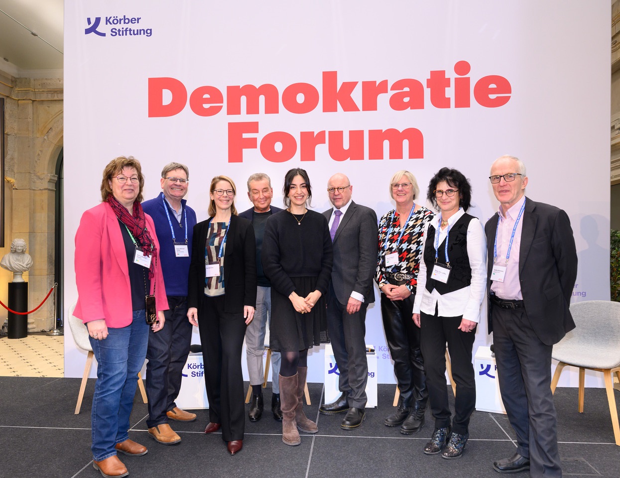 Teilnehmer aus M-V mit Podiumsteilnehmern  auf dem dritten Demokratieforum der Körber-Stiftung (© David Ausserhofer)